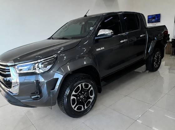 TOYOTA HILUX 2.8 D-4D TURBO DIESEL CD SRX PLUS 4X4 AUTOMÁTICO TOYOTA HILUX 2.8 D-4D TURBO DIESEL CD SRX PLUS 4X4 AUTOMÁTICO